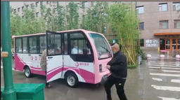 暖心！醫(yī)院下雨天安排擺渡車