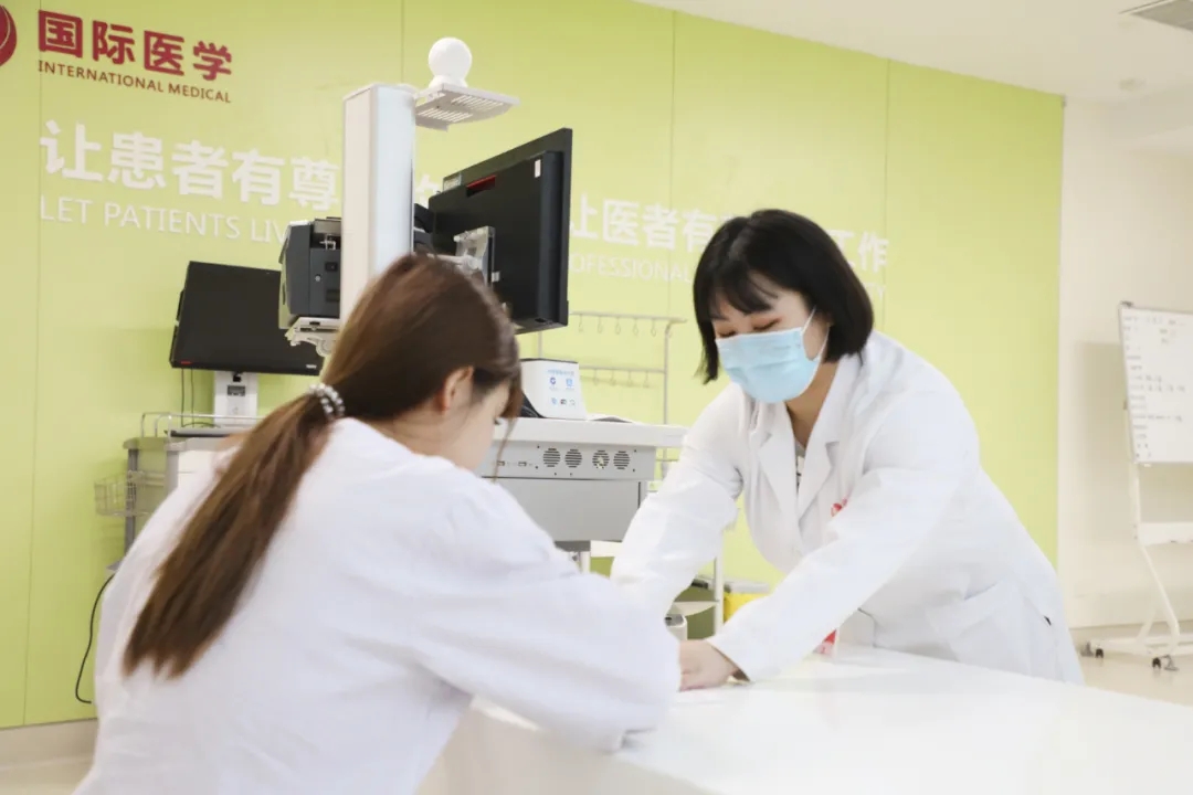 出院手續(xù)床前辦理，「移動(dòng)結(jié)算車」便民又惠民！