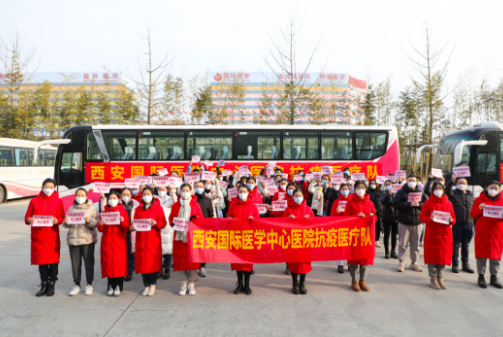 又有 300 余名醫(yī)護(hù)人員逆行出征，奔赴核酸采樣點(diǎn)