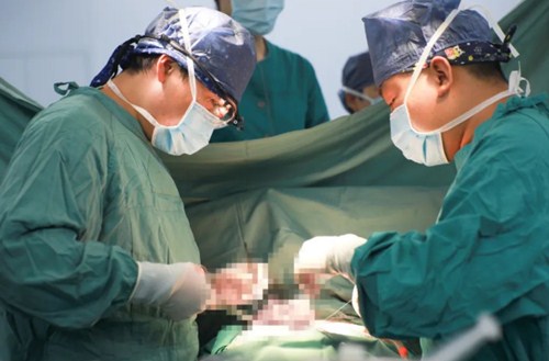 復(fù)診首日，市民排隊(duì)掃碼，有序就診……