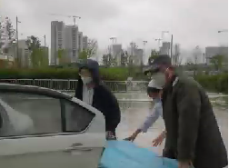 大雨天突遇車禍，從安保到醫(yī)護人員接力營救