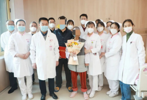 215天守護(hù)，2000多頁(yè)病例， 這位女士終見彩虹