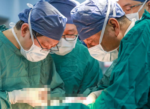 挑戰(zhàn)胸外領(lǐng)域“珠峰”！他為71歲老人摘除胸內(nèi)巨大罕見腫瘤