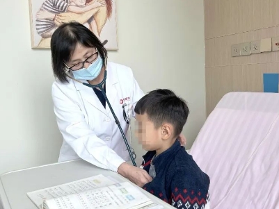 支原體肺炎來了！住院扎堆，學(xué)習(xí)桌搬到病房，孩子邊寫作業(yè)邊打點滴