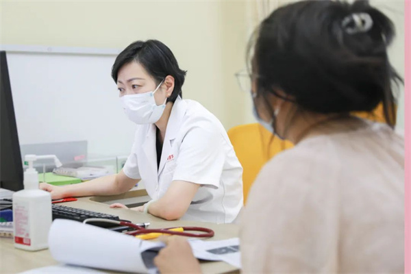 生長(zhǎng)發(fā)育、視力矯治、泌尿外科……暑假未到，兒科門(mén)診已排起長(zhǎng)隊(duì)