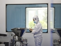 不負秋日好時光 ，亞歐廠里生產(chǎn)忙， 機器轟鳴干勁足，熱火朝天普新章！